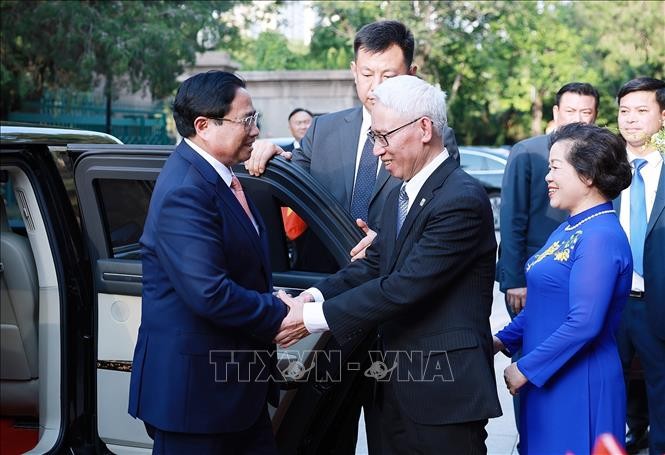 Премьер-министр Фам Минь Тинь провел встречу с сотрудниками представительств Вьетнама в Китае  - ảnh 1