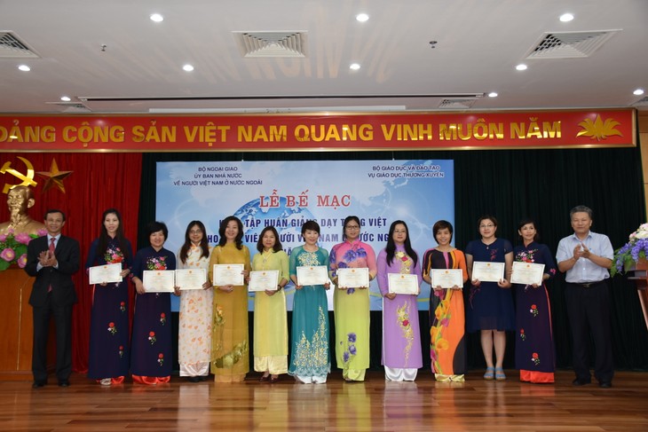 Bế mạc khóa tập huấn giảng dạy tiếng Việt cho giáo viên kiều bào  - ảnh 1