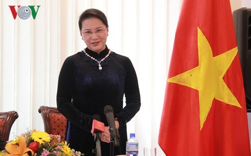 Chủ tịch Quốc hội thăm và làm việc với cán bộ, nhân viên Đại sứ quán Việt Nam tại Australia - ảnh 2
