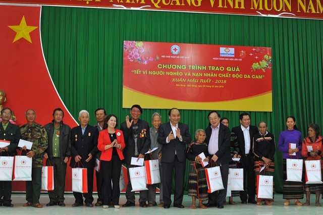 Thủ tướng Nguyễn Xuân Phúc thăm hỏi, tặng quà Tết cho đồng bào dân tộc thiểu số tỉnh Đắk Nông   - ảnh 1
