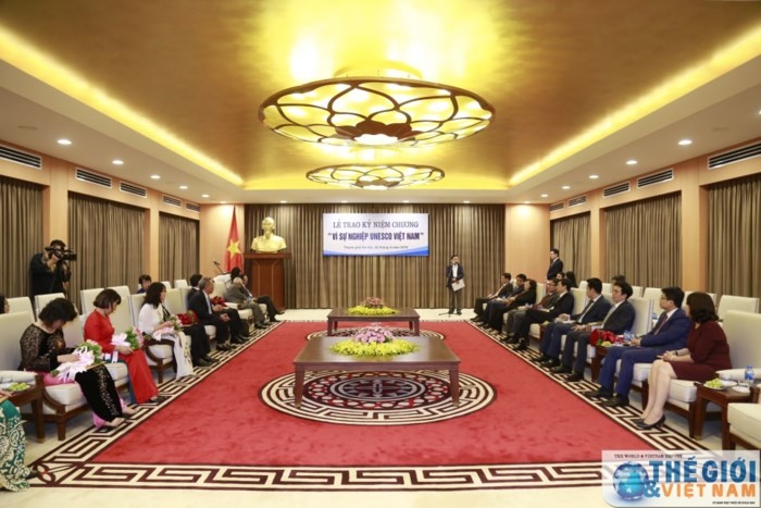 UNESCO Việt Nam trao tặng Kỷ niệm chương cho các cá nhân tiêu biểu của Hà Nội - ảnh 1