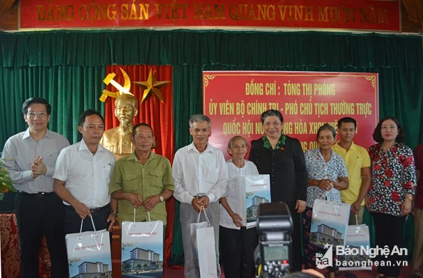 Phó Chủ tịch Thường trực Quốc hội Tòng Thị Phóng thăm, tặng quà người có công tại Nghệ An - ảnh 1