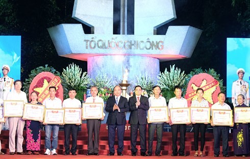 Thủ tướng Nguyễn Xuân Phúc dâng hương tại Nghĩa trang liệt sỹ Sơn Tây, Hà Nội  - ảnh 3