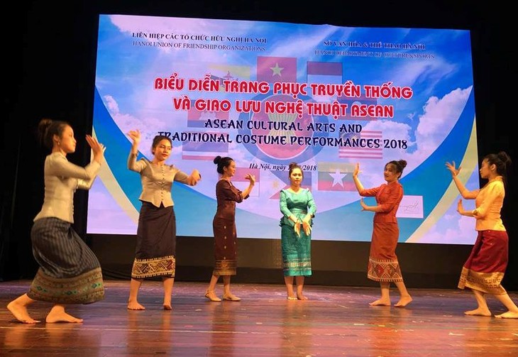 Biểu diễn trang phục truyền thống và giao lưu nghệ thuật ASEAN - ảnh 2