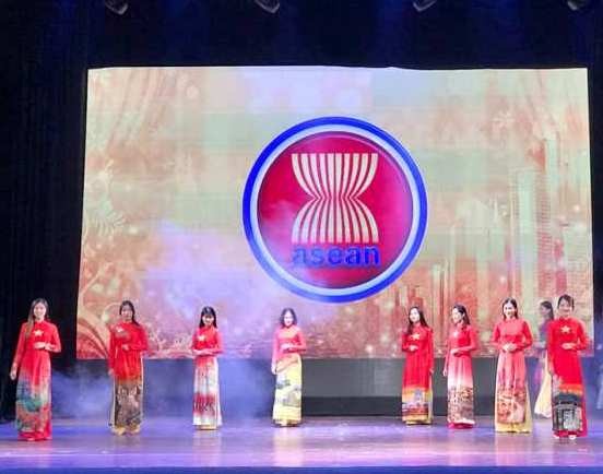 Rực rỡ sắc màu trang phục truyền thống các nước ASEAN - ảnh 16