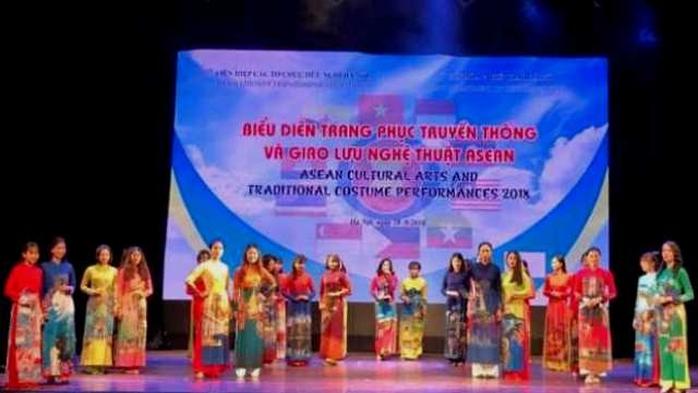 Rực rỡ sắc màu trang phục truyền thống các nước ASEAN - ảnh 19