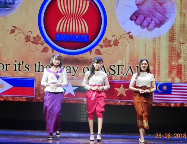 Rực rỡ sắc màu trang phục truyền thống các nước ASEAN - ảnh 3