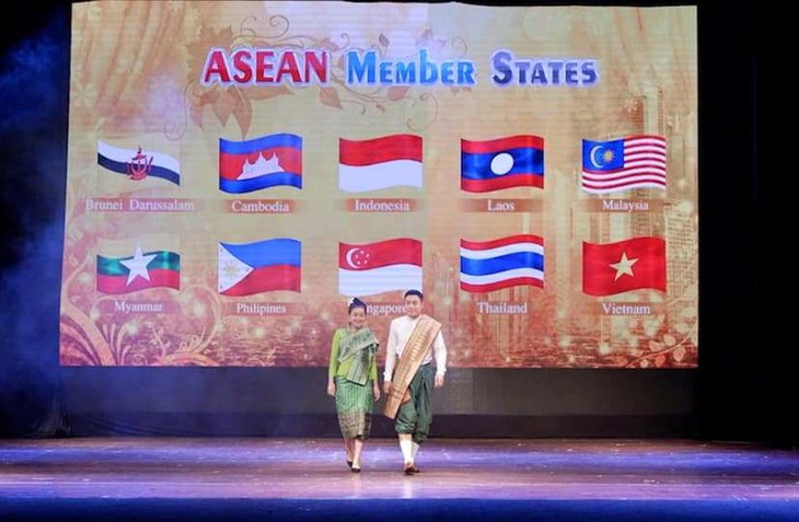 Rực rỡ sắc màu trang phục truyền thống các nước ASEAN - ảnh 6