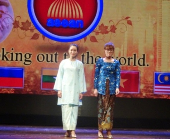 Rực rỡ sắc màu trang phục truyền thống các nước ASEAN - ảnh 9