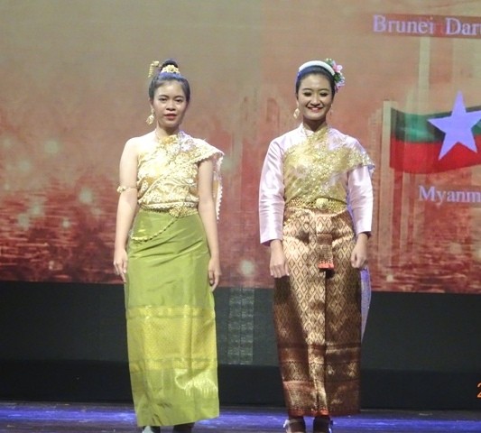 Rực rỡ sắc màu trang phục truyền thống các nước ASEAN - ảnh 13