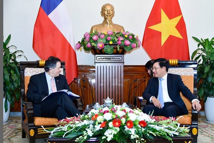 Phó Thủ tướng, Bộ trưởng Ngoại giao Phạm Bình Minh tiếp Bộ trưởng Ngoại giao Chile Roberto Ampuero Espinoza - ảnh 1