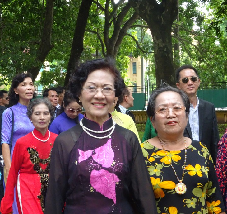 Đoàn cựu giáo viên kiều bào Thái Lan về thăm Hà Nội - ảnh 10