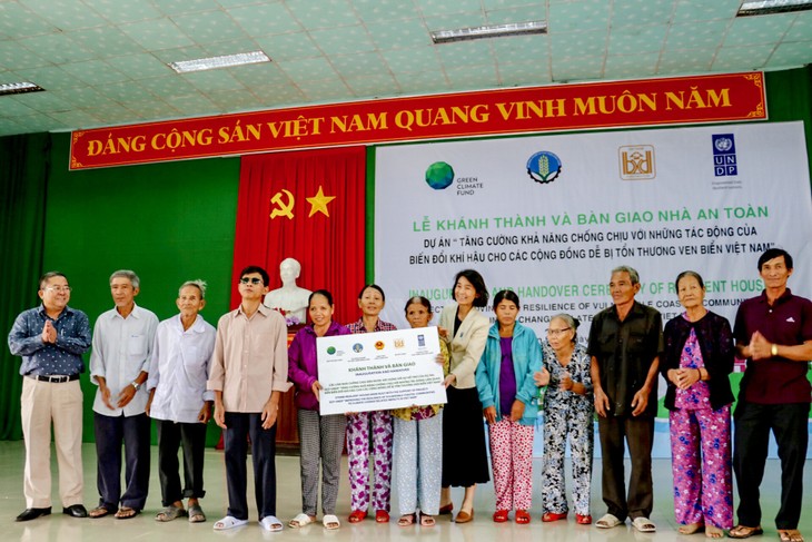 Thừa Thiên Huế tiếp nhận 107 ngôi nhà an toàn chống bão lũ cho các hộ nghèo - ảnh 2