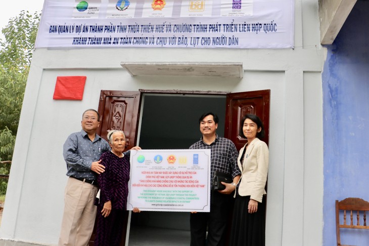 Thừa Thiên Huế tiếp nhận 107 ngôi nhà an toàn chống bão lũ cho các hộ nghèo - ảnh 3