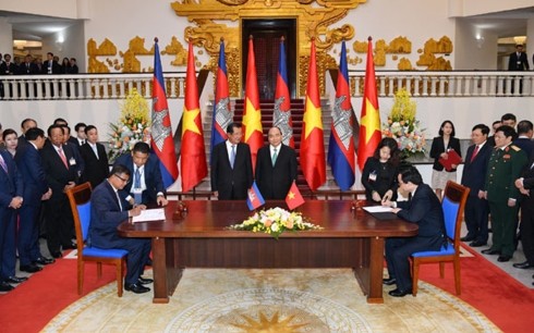 Thủ tướng Nguyễn Xuân Phúc hội đàm với Thủ tướng Campuchia Hun Sen - ảnh 2