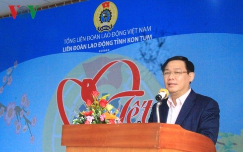 Phó Thủ tướng Vương Đình Huệ chúc Tết, tặng quà công nhân lao động tỉnh Kon Tum - ảnh 1