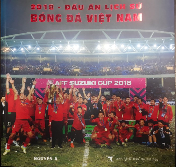 Ra mắt sách và triển lãm ảnh “2018 - Dấu ấn lịch sử bóng đá Việt Nam - ảnh 1