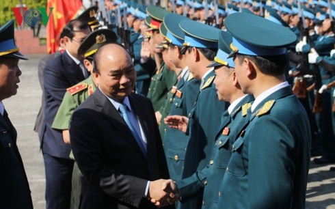 Thủ tướng Nguyễn Xuân Phúc thăm và chúc Tết Sư đoàn không quân 372  - ảnh 1