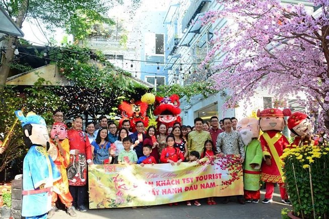 Người dân Việt Nam tưng bừng đón năm mới Kỷ Hợi - ảnh 3