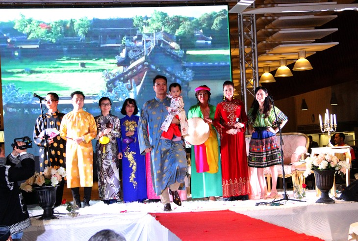 Trình diễn trang phục truyền thống Việt Nam tại An-giê-ri - ảnh 2