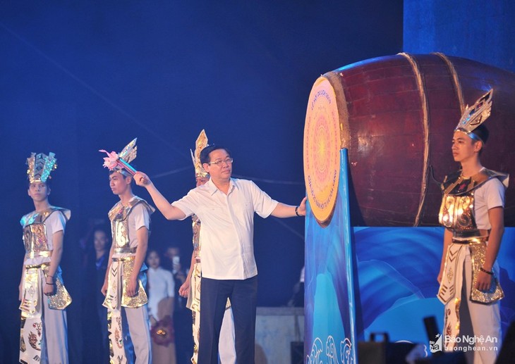 Phó Thủ tướng Vương Đình Huệ đánh trống khai mạc Lễ hội Du lịch Cửa Lò, tỉnh Nghệ An - ảnh 1