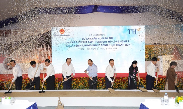 Thủ tướng Nguyễn Xuân Phúc ấn nút khởi công dự án chăn nuôi bò sữa tại Thanh Hóa - ảnh 1