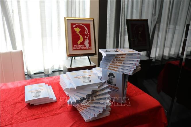 Họa sĩ Canada triển lãm tranh về Chủ tịch Hồ Chí Minh - ảnh 1