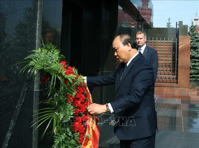 Thủ tướng Nguyễn Xuân Phúc đặt vòng hoa viếng Lênin tại Moscow - ảnh 1
