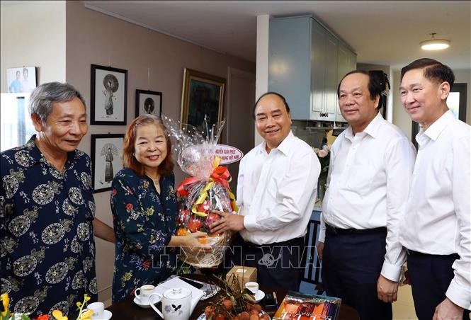 Thủ tướng Nguyễn Xuân Phúc thăm, chúc mừng các nhà báo lão thành tại Thành phố Hồ Chí Minh - ảnh 1
