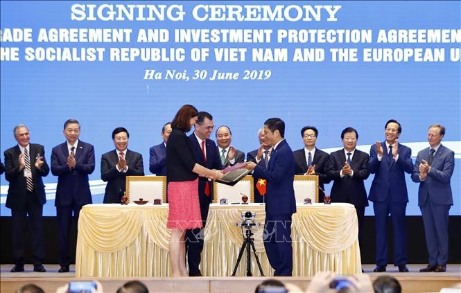 Việt Nam và EU chính thức ký EVFTA và IPA - ảnh 1