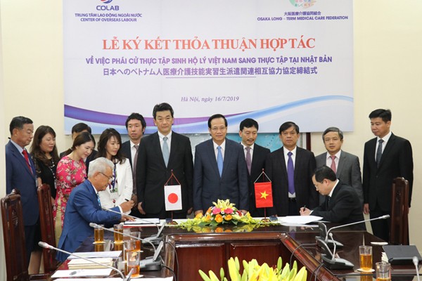 Việt Nam - Nhật Bản ký thỏa thuận hợp tác phái cử thực tập sinh hộ lý - ảnh 1