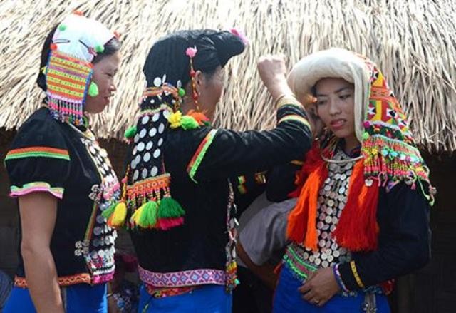   Trang phục và khăn đội đầu của phụ nữ dân tộc Si La       - ảnh 2