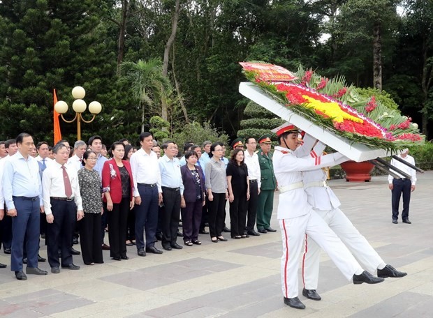 Chủ tịch Quốc hội Nguyễn Thị Kim Ngân dâng hương tưởng niệm các Anh hùng Liệt sỹ tại TP Hồ Chí Minh - ảnh 1