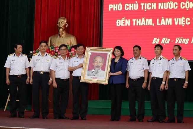 Phó Chủ tịch nước Đặng Thị Ngọc Thịnh thăm, tặng quà cán bộ, chiến sĩ Vùng 2 Hải quân - ảnh 1