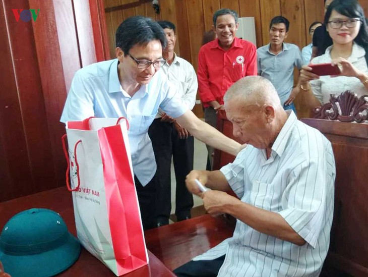 Phó Thủ tướng Vũ Đức Đam tặng quà các nạn nhân chất độc da cam tỉnh Phú Yên - ảnh 1