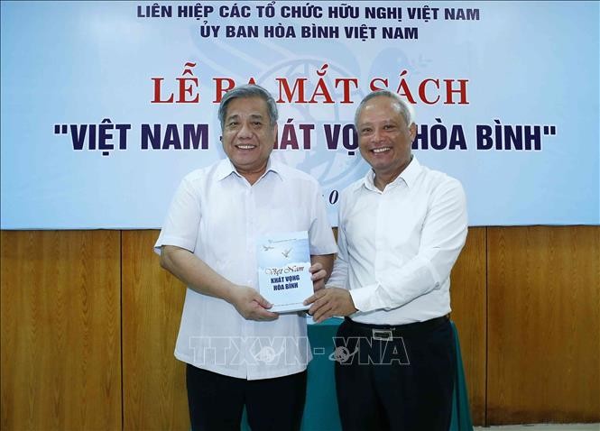 Ra mắt sách “Việt Nam - khát vọng hòa bình” - ảnh 1