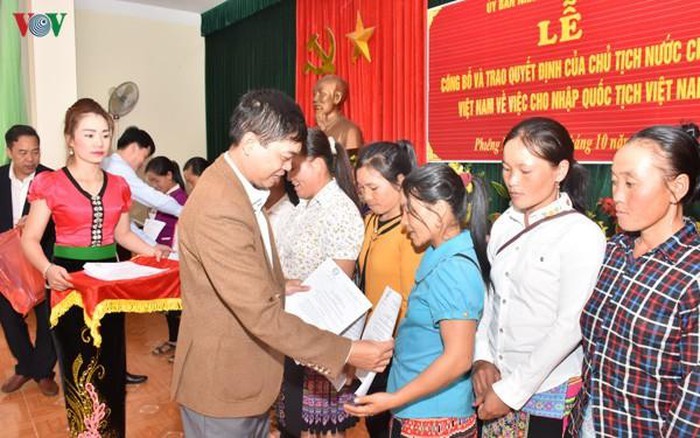 Sơn La trao quyết định nhập quốc tịch Việt Nam cho 123 công dân Lào - ảnh 1