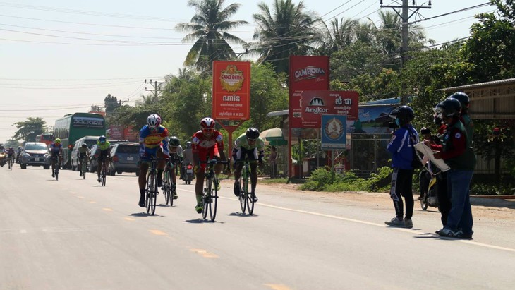 Giải đua xe đạp Nam Kỳ Khởi Nghĩa đi qua thủ đô Phnom Penh, Campuchia - ảnh 2