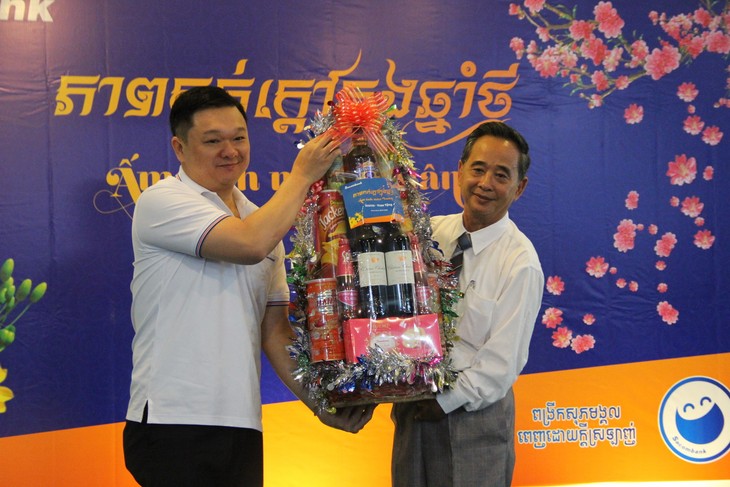 Tặng quà Tết cho 100 gia đình gốc Việt sinh sống tại Campuchia - ảnh 1