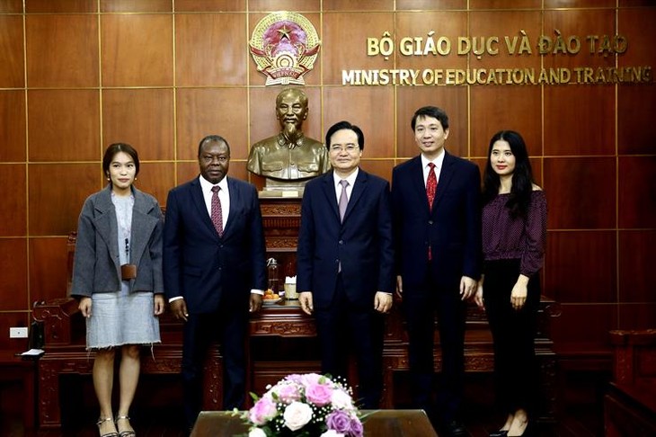 Bộ trưởng Phùng Xuân Nhạ tiếp Đại sứ Angola tại Việt Nam - ảnh 1