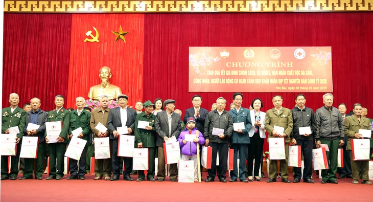 Phó Thủ tướng Vương Đình Huệ thăm, chúc Tết, tặng quà đồng bào các dân tộc tỉnh Yên Bái - ảnh 1