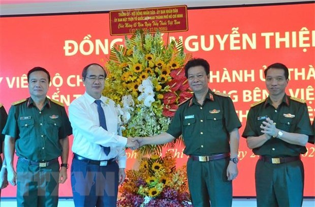 Lãnh đạo Hà Nội, thành phố Hồ Chí Minh thăm, chúc mừng các đơn vị, thầy thuốc tiêu biểu - ảnh 1