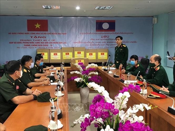 Bộ Quốc phòng Việt Nam gửi hàng viện trợ và cử chuyên gia y tế giúp Lào chống dịch COVID-19 - ảnh 1
