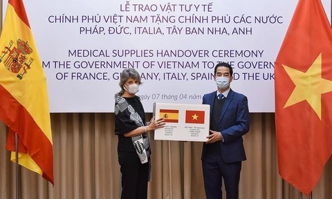 Việt Nam tặng khẩu trang cho 5 nước châu Âu - ảnh 1