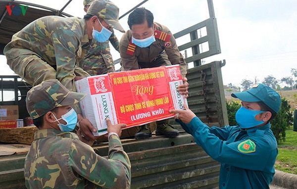 Quân khu 5 tặng thiết bị y tế cho Lào, Campuchia phòng chống Covid-19 - ảnh 2