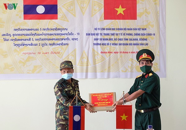 Quân khu 5 tặng thiết bị y tế cho Lào, Campuchia phòng chống Covid-19 - ảnh 1