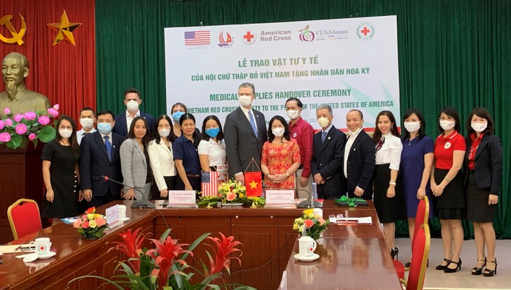 Việt Nam trao tặng khẩu trang y tế cho Hoa Kỳ - ảnh 1