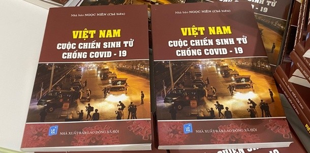 Ra mắt cuốn sách ''Việt Nam - Cuộc chiến sinh tử chống COVID-19'' - ảnh 1