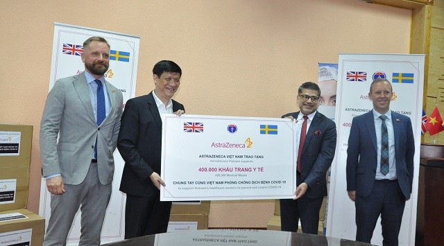 Doanh nghiệp Vương quốc Anh trao tặng Bộ Y tế Việt Nam 400.000 khẩu trang để phòng, chống dịch COVID-19 - ảnh 1
