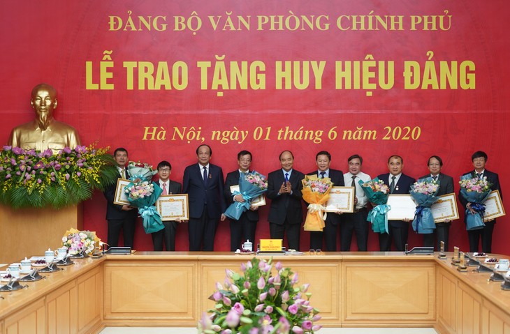 Thủ tướng Nguyễn Xuân Phúc dự lễ trao Huy hiệu Đảng của Đảng bộ Văn phòng Chính phủ - ảnh 1